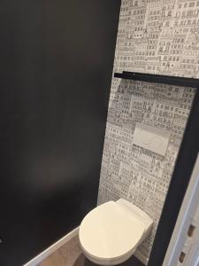 トゥルネーにあるUrban pause tournaiの白いトイレ(壁付きのバスルーム内)