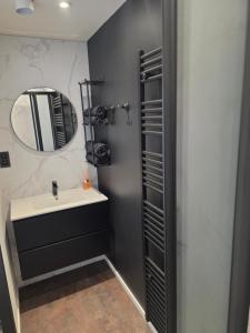 トゥルネーにあるUrban pause tournaiの洗面台と鏡のあるバスルーム +5枚の写真