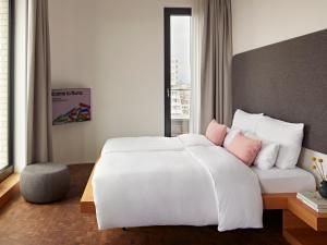 Postel nebo postele na pokoji v ubytování Numa Berlin Drift