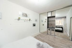 une chambre avec des murs blancs et une porte coulissante en verre dans l'établissement Central Apartment Facing the Cathedral, à Chişinău