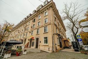 un grand bâtiment au bord d'une rue dans l'établissement Central Apartment Facing the Cathedral, à Chişinău