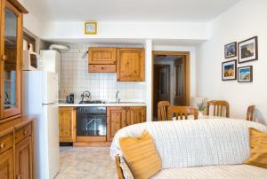 eine Küche mit Holzschränken und einem Tisch im Zimmer in der Unterkunft Lòbia in via Parrocchiale - app. Ferro P0 in Barzio + 63 Fotos