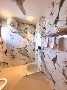 Ένα μπάνιο στο The Elet