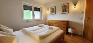 Postel nebo postele na pokoji v ubytování LandLiebe Aich by Alpenidyll Apartments