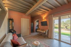 TV a/nebo společenská místnost v ubytování Private Villa With Pool On Cortona Vineyards