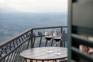 dos copas de vino sentadas en una mesa en un balcón en Belvedere la Rocca, en Rocca dʼArce 7 fotos más