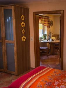 Postel nebo postele na pokoji v ubytování Ferienwohnung Mit Fasssauna