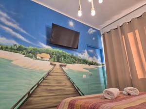 un dormitorio con un cuadro de un paseo marítimo en el agua en Air Bed - Milano Malpensa Airport, en Cardano al Campo