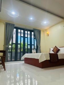 Giường trong phòng chung tại Khách Sạn Minh Thịnh