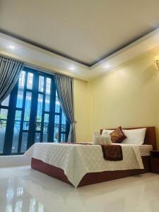 Giường trong phòng chung tại Khách Sạn Minh Thịnh