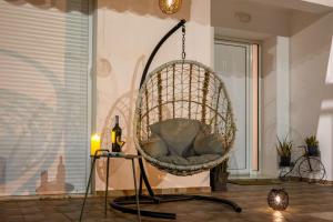 een hangmandstoel in de woonkamer bij Mika Villa in Afantou +32 foto's