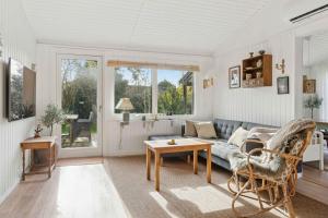 Et opholdsområde på Cozy Holiday Home By Kelstrup Beach