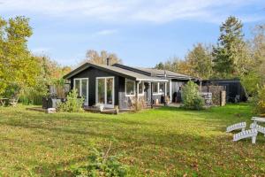 En have udenfor Cozy Holiday Home By Kelstrup Beach