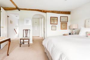 une chambre avec un lit, un bureau et une chaise dans l'établissement Woodlea Cottage, à Moffat