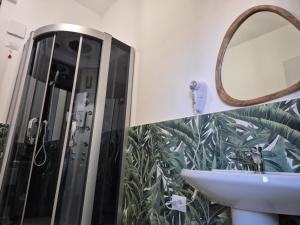 un baño con lavabo y espejo en Air Bed - Milano Malpensa Airport, en Cardano al Campo