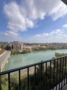 d'un balcon avec vue sur la rivière. dans l'établissement 2 Badroom apartment 11, à Koutaïssi