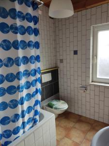 Ένα μπάνιο στο Garden Apartment