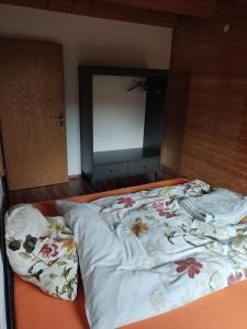 Ένα ή περισσότερα κρεβάτια σε δωμάτιο στο Garden Apartment