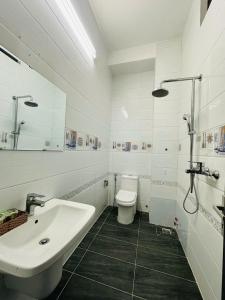 Phòng tắm tại Khách Sạn Minh Thịnh