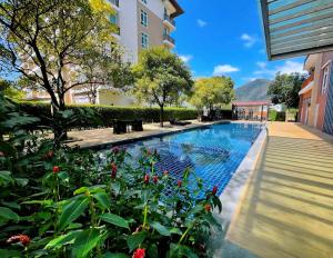 a swimming pool in the middle of a building at Baan Khaoyai by Chateau in Ban Tha Maprang