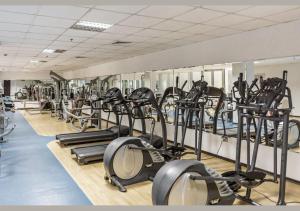 Fitness centrum a/nebo fitness zařízení v ubytování Premium Ensuite Room With Balcony