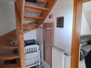 un escalier en colimaçon dans une pièce avec une chambre dans l'établissement Moderne Ferienwohnung mit Balkon in Strandnähe, à Friedrichskoog