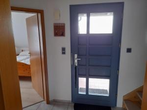 - une porte bleue dans une chambre dans l'établissement Moderne Ferienwohnung mit Balkon in Strandnähe, à Friedrichskoog 14 autres photos