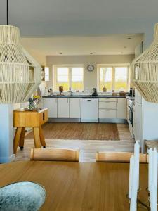 Kuchyň nebo kuchyňský kout v ubytování Historic Gatehouse At Søllestedgaard Manor