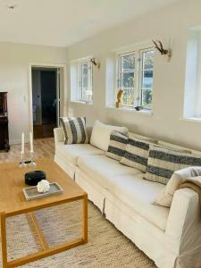 Posezení v ubytování Historic Gatehouse At Søllestedgaard Manor