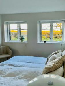 Postel nebo postele na pokoji v ubytování Historic Gatehouse At Søllestedgaard Manor + 18 fotografií