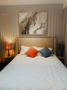 Ένα ή περισσότερα κρεβάτια σε δωμάτιο στο Elegant and Stylish 1 Bedroom with Balcony Prime Makati Location