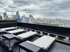 Μπαλκόνι ή βεράντα στο Elegant and Stylish 1 Bedroom with Balcony Prime Makati Location