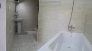 Ένα μπάνιο στο Aqua palms +2 φωτογραφίες