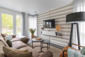 una sala de estar con un sofá y una mesa en Zindering Renesse, en Renesse