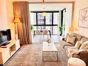 ein Wohnzimmer mit Sofa und Tisch in der Unterkunft Charlotte Towers Brisbane & Resort Style Facilities in Brisbane