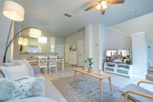 Et opholdsområde på Charming 3BR Resort Townhome with Private Pool near Disney