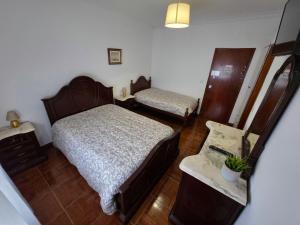 Un dormitorio pequeño con una cama y un espejo. en Alojamentos Altamira,  35 fotos más