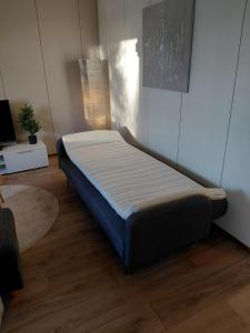 een bed in een kamer met bij Viihtyisä huoneisto Ivalossa in Inari