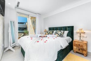 a bedroom with a bed with roses on it at Villa de lujo con jacuzzi, cine, billar y futbolín in Las Casicas +47 photos