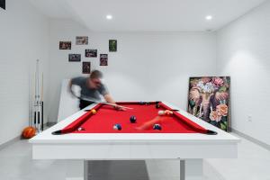 a man playing a game of pool in a room at Villa de lujo con jacuzzi, cine, billar y futbolín in Las Casicas