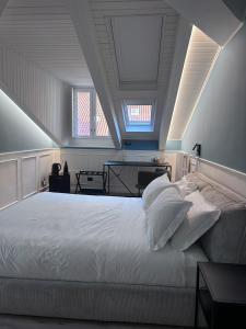 Ένα ή περισσότερα κρεβάτια σε δωμάτιο στο Q suites urban relais +48 φωτογραφίες