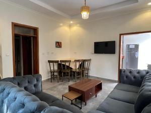 een woonkamer met een bank en een tafel bij Muraho Apartment in Kigali