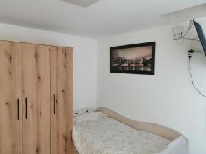 een slaapkamer met een bed en een tv aan de muur bij La Barachina in Comana