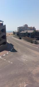 an empty road with buildings in the background at Priai Longa 34 Self Catering in Langstrand
