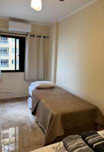Postel nebo postele na pokoji v ubytování Apê 57 Ar Condicionado, Vista Mar, WiFi, Vaga, Completo