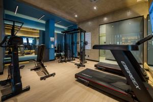 a gym with several treadmills and a treadmill at ibis Navegantes Itajai in Itajaí