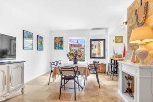 TV a/nebo společenská místnost v ubytování Les Carignans