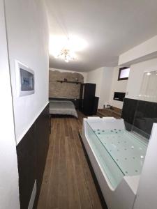 een kamer met een badkuip met een glazen vloer bij L' Arco Rosa in Alatri +51 foto's