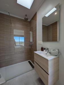 een badkamer met een bad, een wastafel en een douche bij R-40-C Moderna in Los Montesinos