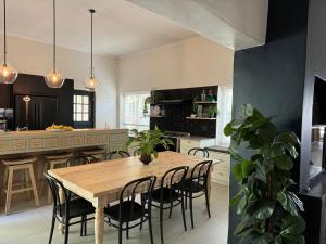 Kuchyň nebo kuchyňský kout v ubytování Hartebeeskraal House